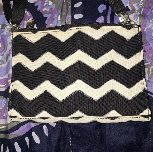 Thirty-One Black and White Chevron Crossbody Bag - Picture 2 of 9
